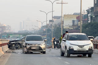 Nữ tài xế gây tai nạn liên hoàn trên cầu vượt ở Hà Nội, 1 người tử vong