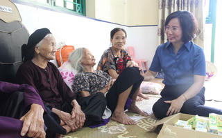 Hà Nội: Hàng nghìn phần quà Tết tặng các hộ cận nghèo, hộ có hoàn cảnh khó khăn