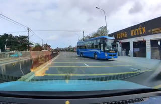 Tài xế ô tô khách đi ngược chiều bị  xử phạt  căn cứ theo video phản ánh của người dân