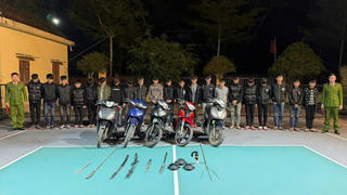 Khởi tố 9 đối tượng mang dao, kiếm rượt đuổi, đánh nhau để “thể hiện bản thân”