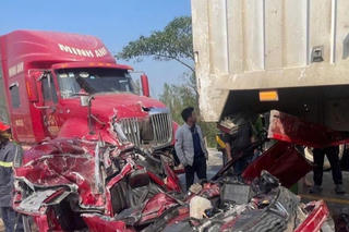 Hà Tĩnh: Ô tô con bẹp dúm dưới gầm xe tải, 3 người nhập viện