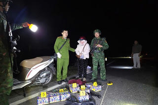 Quảng Trị: Bắt giữ một phụ nữ vận chuyển trái phép pháo hoa nổ ở khu vực biên giới