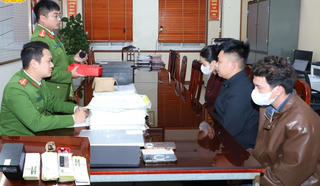 Tạm giữ 3 đối tượng làm giả con dấu, tài liệu để trục lợi từ tuyển dụng lao động