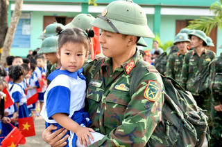 Mưa lũ đi qua, tình quân dân ở lại