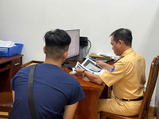 Mặc đồ hóa trang lái mô tô 'làm trò' giữa phố, nam thanh niên bị phạt hơn 12 triệu đồng