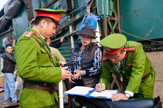 Phường Hồng Hà (Hà Nội) ra quân giải tỏa chợ tạm, chợ cóc, lập lại trật tự đô thị