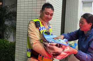 Cán bộ Đội CSGT đường bộ cao tốc số 4 kịp thời dẫn đường, đưa sản phụ đến bệnh viện an toàn