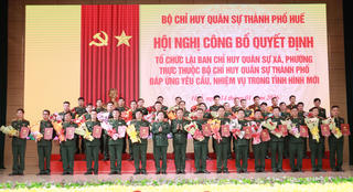 TP Huế: Công bố quyết định tổ chức lại Ban Chỉ huy quân sự xã, phường