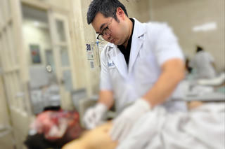 Nhiều người dập tay, hỏng mắt, nguy hiểm tính mạng vì tự chế pháo nổ