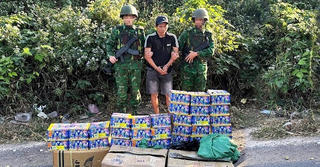 Biên phòng Quảng Trị bắt giữ 30 hộp pháo nổ cất giấu tinh vi trong container