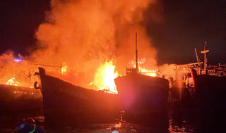 4 tàu cá cháy rụi trong đêm, ngư dân Quảng Ngãi thiệt hại nặng