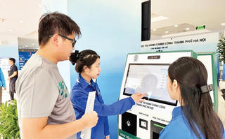 Hà Nội tăng cường hỗ trợ người dân tiếp cận dịch vụ công trực tuyến