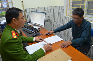 Lộ diện người đàn ông trùm kín mặt, cầm xà cạy đập ô tô lúc rạng sáng