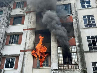 Cháy căn hộ khóa trái giữa ban ngày, hàng chục người tháo chạy khỏi chung cư
