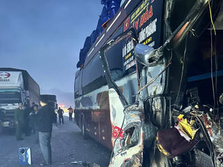 5 xe ô tô tông nhau lúc rạng sáng trên cao tốc, một người tử vong