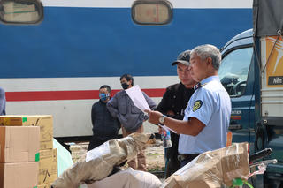 Phát hiện lô hàng nghi nhập lậu trị giá hơn 500 triệu đồng tại Ga Hà Nội