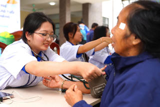 Học viện Y - Dược học cổ truyền Việt Nam khám, tư vấn sức khỏe miễn phí cho hơn 2.500 người dân xã Kiều Phú