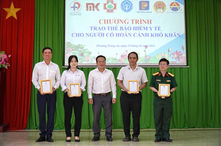 BHXH Đồng Tháp trao hơn 370 thẻ BHYT cho người dân khó khăn tại 2 phường Trung An và Mỹ Tho