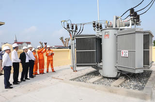 Điện lực Ninh Bình kiểm tra lưới điện phục vụ bơm nước gieo cấy vụ Đông Xuân