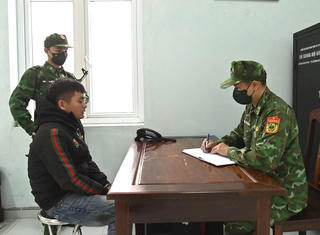 Bộ đội Biên phòng tỉnh Quảng Ninh phối hợp phá án, thu giữ gần 1.400 bình khí cười