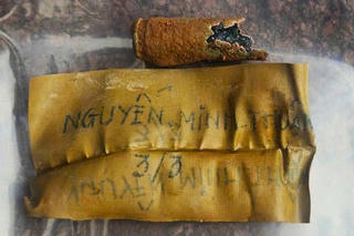 Phát hiện hài cốt liệt sĩ kèm di vật khắc tên “Nguyễn Minh Thuận”