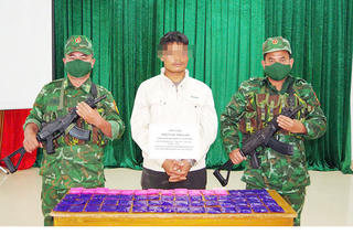 Bắt giữ đối tượng người nước ngoài vận chuyển hơn 12.000 viên ma túy qua biên giới