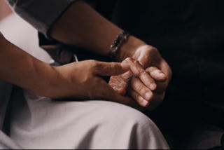 Nỗi hoang mang tuổi già: Khi người ta sợ mình trở thành gánh nặng