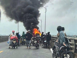 Ô tô bốc cháy giữa cầu Sông Lam, 3 người thoát thân an toàn