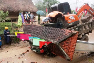 Xe tải chở xe múc va sập cổng chào ở vùng cao Đà Nẵng, 2 người tử vong