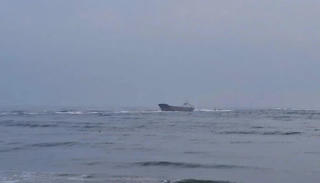 Tàu hàng gần 3.000 tấn mắc cạn tại cảng Cửa Việt