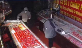Truy bắt 2 thanh niên bịt mặt, cầm dao xông vào cướp tiệm vàng