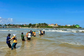 Sóng lớn đánh lật thuyền đánh cá ở Quảng Trị, ngư dân may mắn thoát nạn