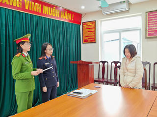 Khởi tố, bắt tạm giam giúp việc bạo hành cụ bà 82 tuổi