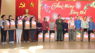 Thứ trưởng Bộ Quốc phòng tặng quà Tết gia đình chính sách phường Hiệp Hòa (Quảng Ninh)