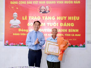 Chủ tịch UBND tỉnh Cà Mau trao Huy hiệu 60 năm tuổi Đảng cho các đảng viên cao niên