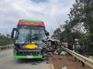 2 ô tô va chạm trên Quốc lộ 9 khiến 2 người thiệt mạng