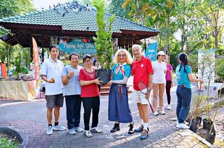 Tặng cây xanh cho người dân TP HCM nhân dịp Tết trồng cây 