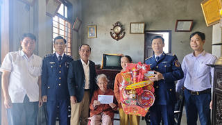 Vùng Cảnh sát biển 2 thăm, tặng quà Mẹ Việt Nam Anh hùng dịp Tết Bính Ngọ 2026