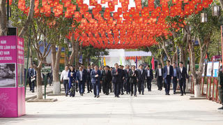 Tổng Bí thư Tô Lâm dâng hương tưởng niệm Chủ tịch Hồ Chí Minh và các anh hùng liệt sĩ