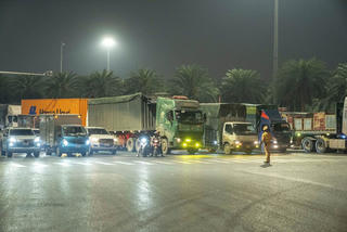 Công an Hà Nội xử phạt nhiều tài xế 'độ đèn' làm người đi đường 'mù tạm thời'