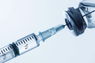 Đùi trái sưng đỏ, đau dữ dội sau khi tiêm chất làm đầy