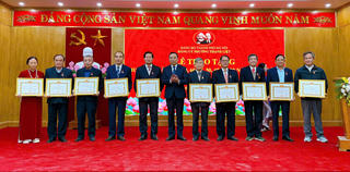 Phường Thanh Liệt (Hà Nội) trao tặng Huy hiệu Đảng nhân kỷ niệm 96 năm Ngày thành lập Đảng