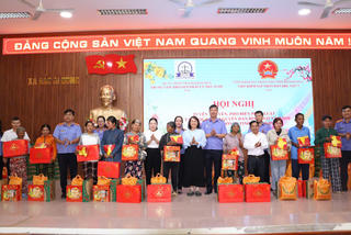 Khánh Hoà: Tuyên truyền, phổ biến pháp luật và tặng quà Tết cho bà con xã Bắc Ái Đông