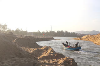 Quảng Trị: Cửa biển Lý Hòa bị bồi lấp, hàng trăm tàu cá “mắc kẹt”, sinh kế ngư dân gặp khó