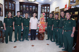 Đảng ủy, Bộ Tư lệnh Quân khu 7 thăm, chúc Tết nguyên Thủ tướng Nguyễn Tấn Dũng