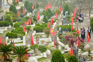 Nhộn nhịp hội chợ hoa Tết, nhạc xuân dành cho… người đã khuất Nhộn nhịp hội chợ hoa Tết, nhạc xuân dành cho… người đã khuất