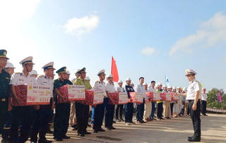 Trung tướng, Phó Đô đốc Trần Thanh Nghiêm thăm và chúc Tết các lực lượng trên đảo Hòn Khoai, tỉnh Cà Mau