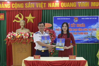 Hải đội 401 tăng cường đoàn kết quân - dân, giáo dục lý tưởng cách mạng cho thế hệ trẻ