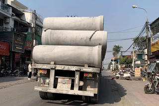 Phạt 10 triệu đồng lái xe đầu kéo chở ống cống chằng buộc không bảo đảm an toàn