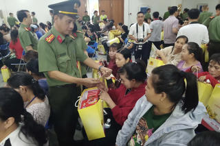 Công an Đồng Nai đồng hành, chăm lo công nhân Pouchen dịp Tết Bính Ngọ 2026